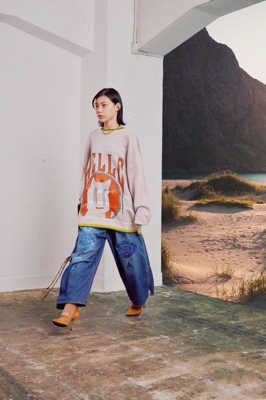 White cat halo pullover